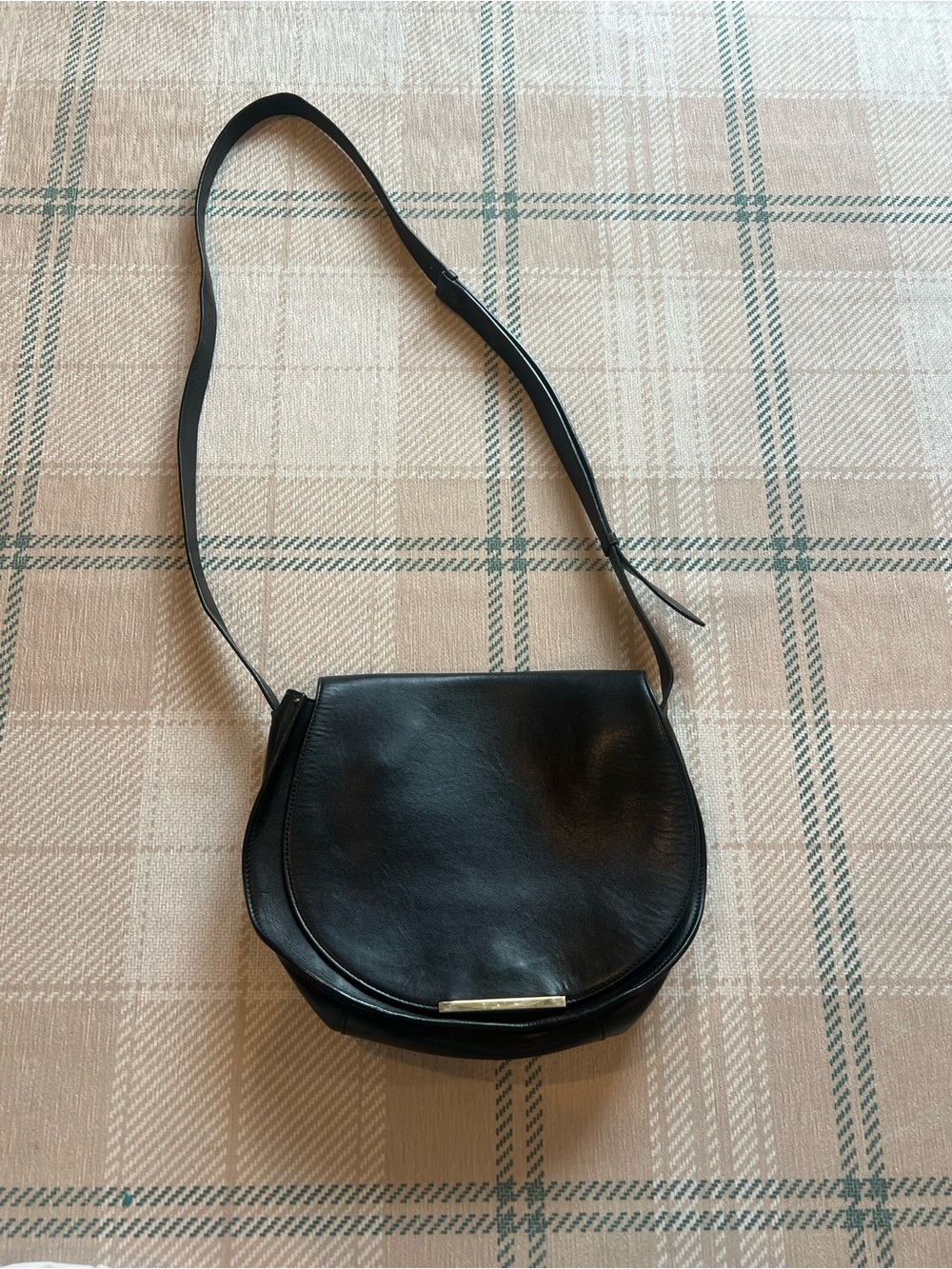 Cuyana Saddle Classic Black Leather Crossbody Bag